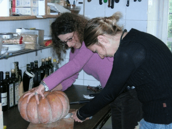 ...IN CUCINA SI DA' AVVIO ALLE 'DANZE' CON IL "TAGLIO DELLA ZUCCA"...