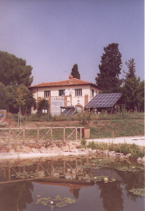 Il casale con l'impianto fotovoltaico e con il Il casale con l'impianto fotovoltaico e con il collettore solare