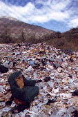 UNA DISCARICA foto di Marcotulli/Sintesi da La nuova ecologia, annoXIII, n.5, 1993