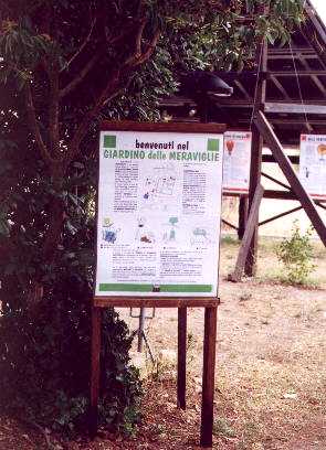 Inizio del percorso del Giardino delle Meraviglie con i due pannelli introduttivi