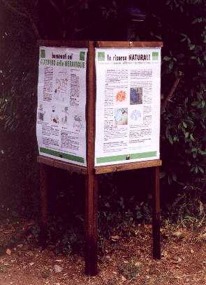 Inizio del percorso del Giardino delle Meraviglie con i due pannelli introduttivi