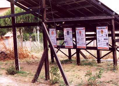 La struttura che sostiene l'impianto fotovoltaico con i pannelli esplicativi su energia fotovoltaica, fonti energetiche rinnovabili e risparmio energetico